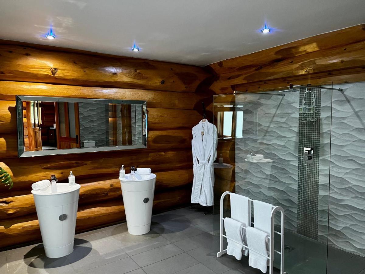 The Log Cabins At The Vu Bathgate Exterior foto